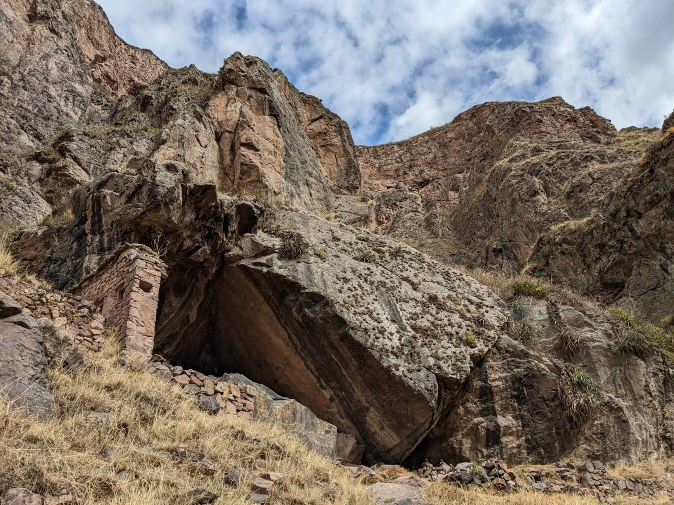 غار طبیعی در نزدیکی جوغن